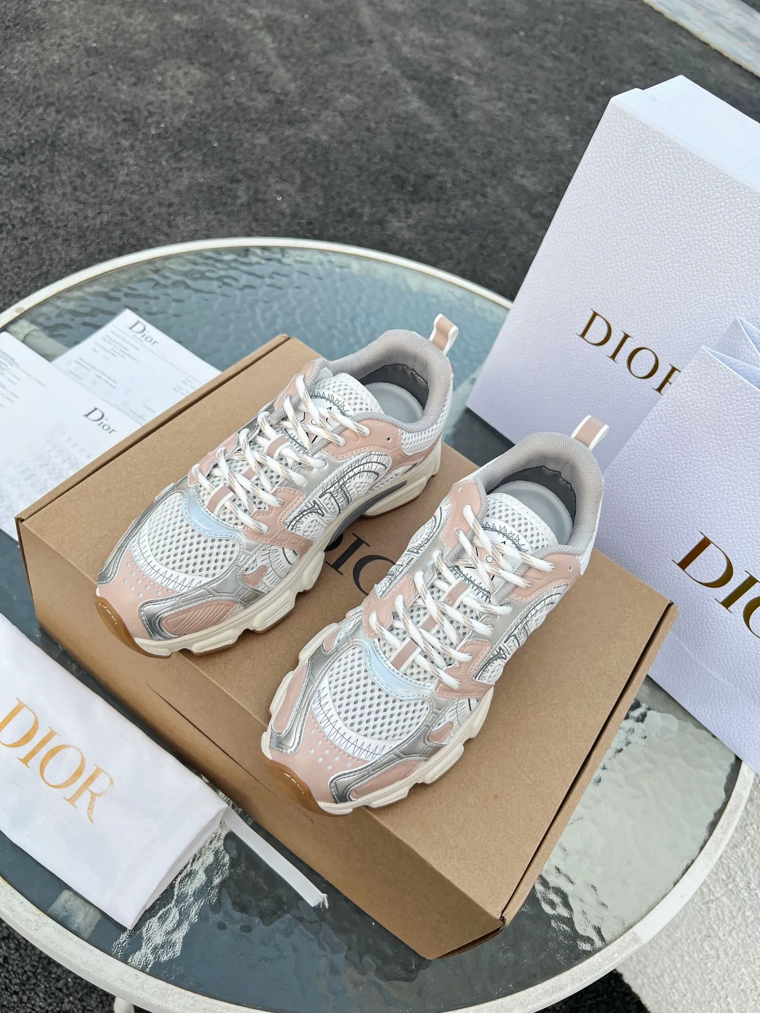 👟👟Ex-factory price 600👟👟 High version couple model🍸 Dior Dior | 2024 ˢˢDilraba, many stars have the same style. L’s 2024 spring and summer new products. The latest popular Chrono series, thick-soled mesh color-blocking running shoes, dad shoes, casual sports shoes series〰 Original purchase, development and production👍🏻This Dior Chrono sneaker is made of white and black mesh fabric with leather effect panels. The CD logo on both sides, the star patch on the tongue and the Dior logo on the heel, many details highlight the style. The two-tone laces, lightweight sole and star embellishment allow for a casual look all year round, complementing a variety of casual or elegant pieces. ♺Upper: Original imported first-layer cowhide + mesh ♺Inner lining: Original customized breathable lining ♺Outsole: Original molded EVA super light and super soft outsole ♺Heel height: 4.5cm ♺Size: Female 35-41 Male 39-45 (Female 40.41 Male 45 customized)